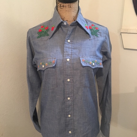 Vintage Tops - Vintage hand embroidered Wrangler button down